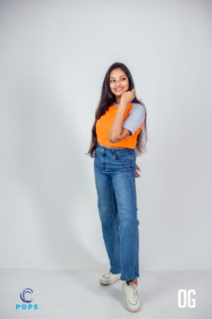 Croptop worn by model in soft cotton fabric with casual fit